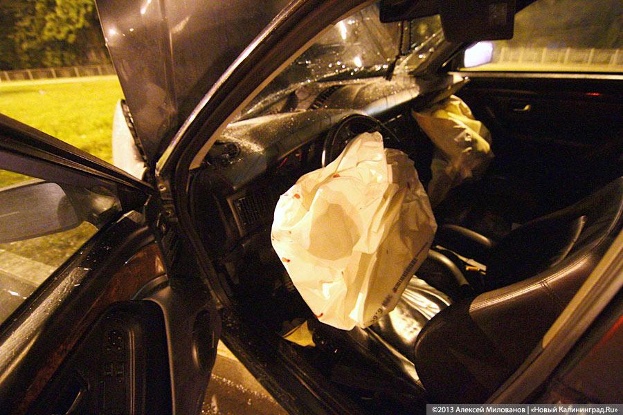 На второй эстакаде «Ауди» врезалась в столб и загорелась (фото)