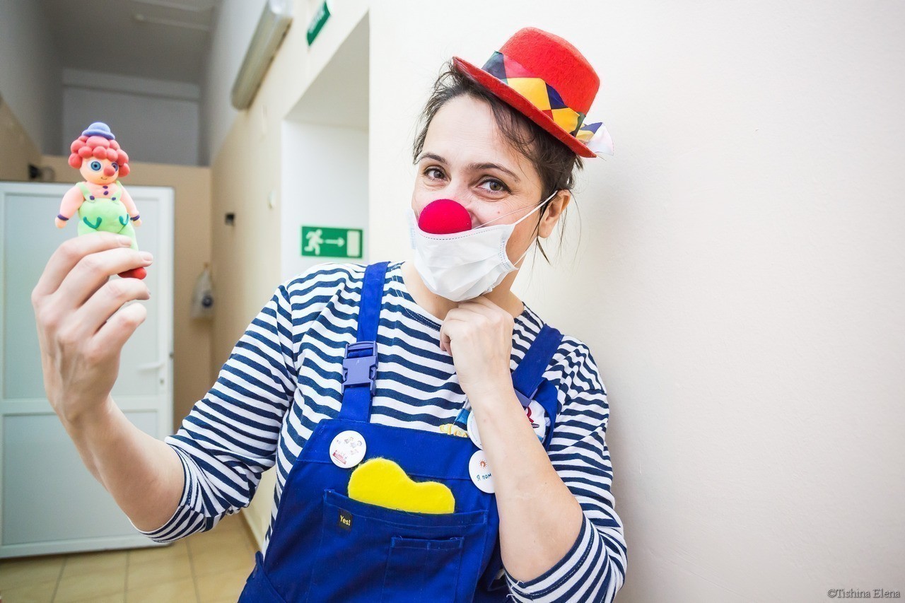 «Я не вижу болезни, я вижу детей»: зачем нужны клоуны в детской онкогематологии