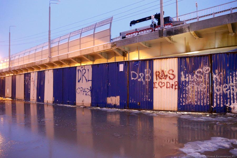 Ледовый остров: под второй эстакадой прорвало трубопровод (фото)