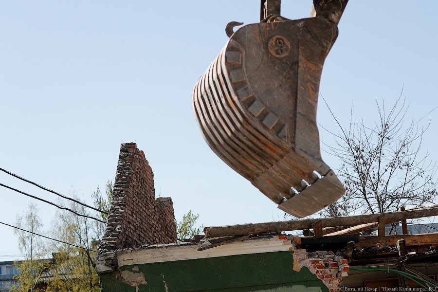 В Калининграде снесли часть бывшего медучилища на ул. Боткина (фото)