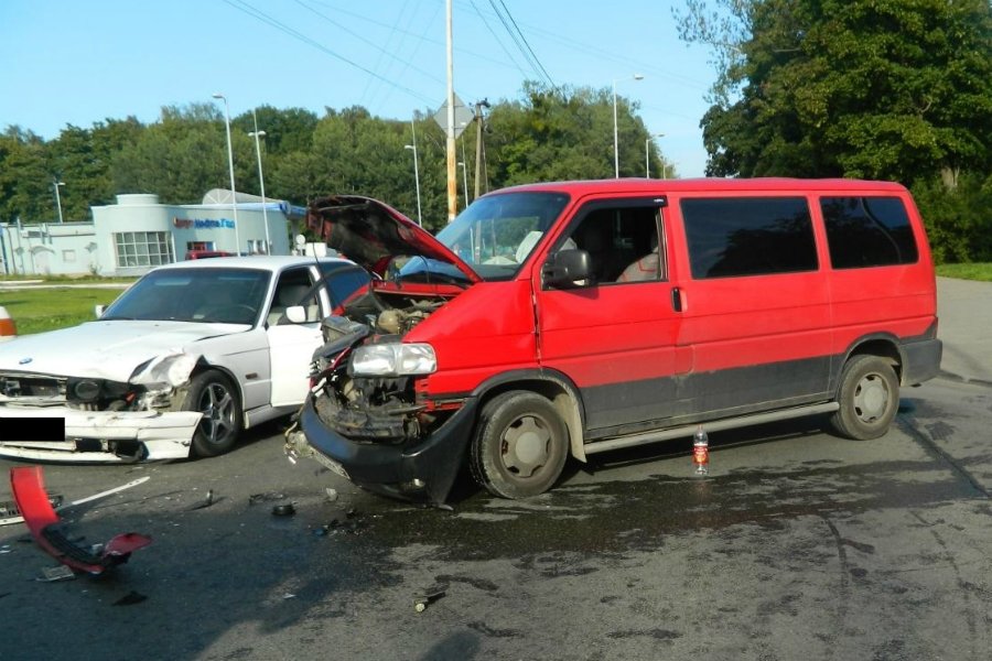 В Калининграде микроавтобус столкнулся с «БМВ», водителя госпитализировали (фото)