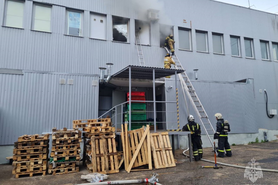 В Гурьевске из супермаркета «Виктория» во время пожара эвакуировались 50 человек (фото)