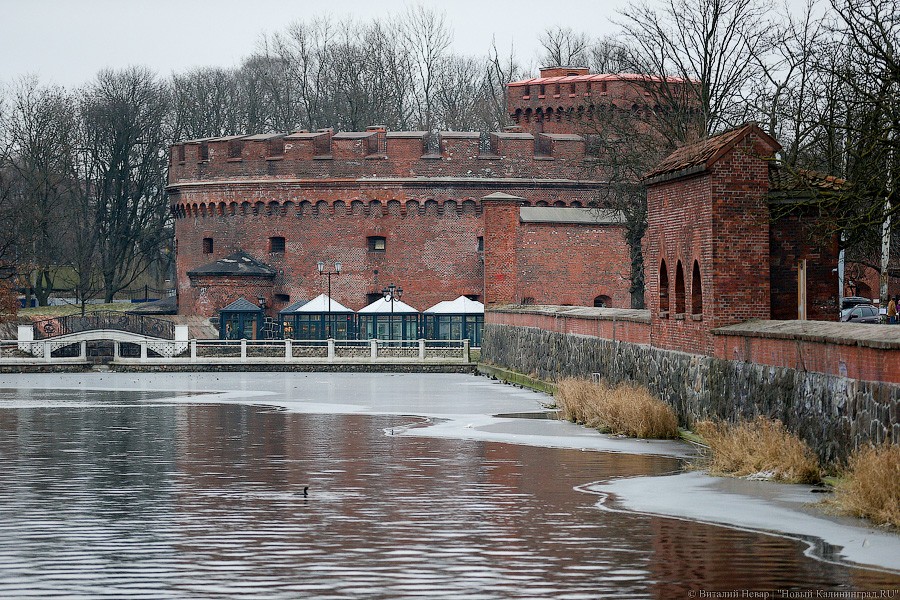Много «курилок»: закончился монтаж новых палаток у музея Янтаря (фото)