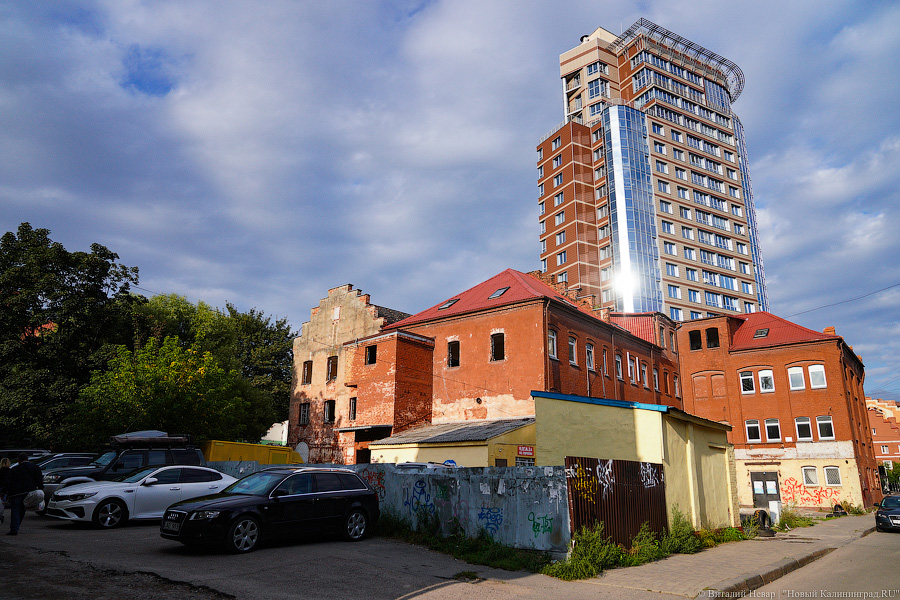 Застройщику семиэтажки на месте немецкого здания по ул. Стекольной разрешили вырубить деревья