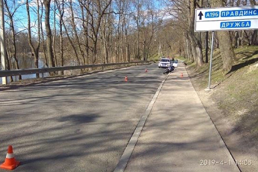 В Железнодорожном лишенный прав мотоциклист сбил пешехода на тротуаре