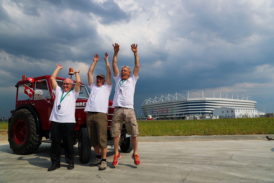Zwei vodka!: интервью болельщиков, приехавших из Швейцарии на тракторе