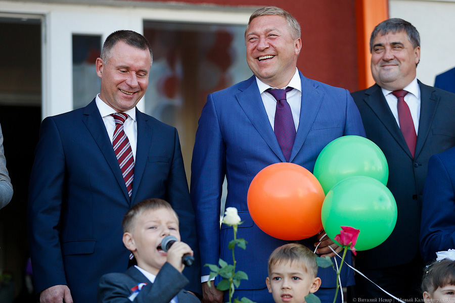 В окружении странных зверей: первая линейка в новой гимназии с первыми лицами