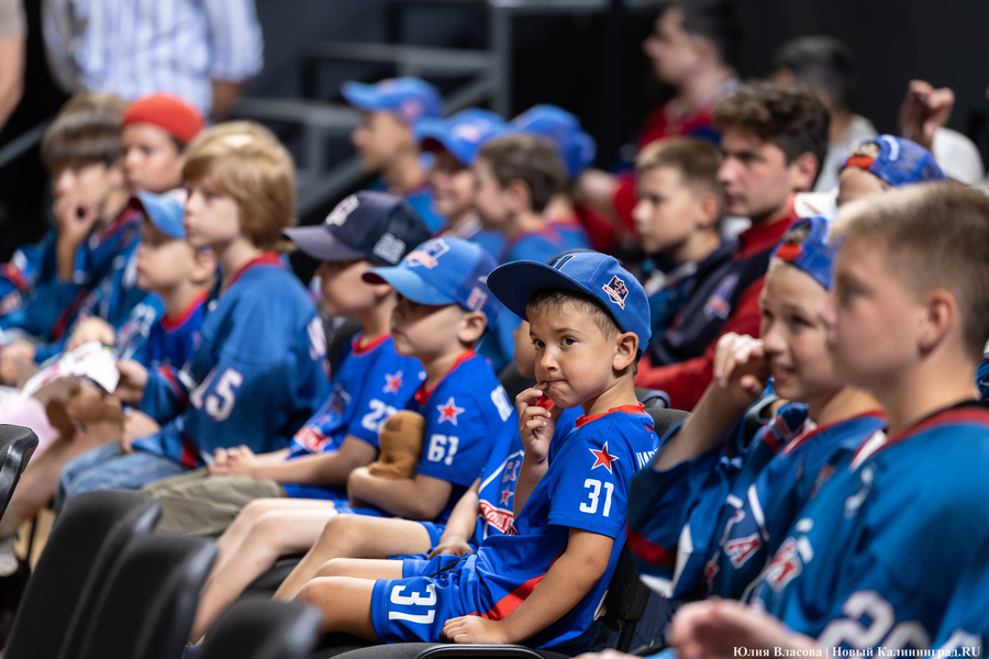 «Локосемья»: в Калининград из Ярославля привезли хоккейный Кубок Гагарина (фото)