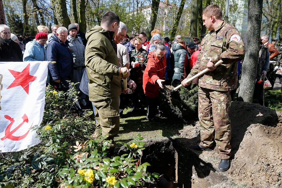Память героям: в Калининграде перезахоронили найденных поисковиками воинов