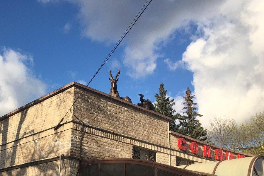 На входе в Калининградский зоопарк устанавливают новые бронзовые скульптуры (фото)