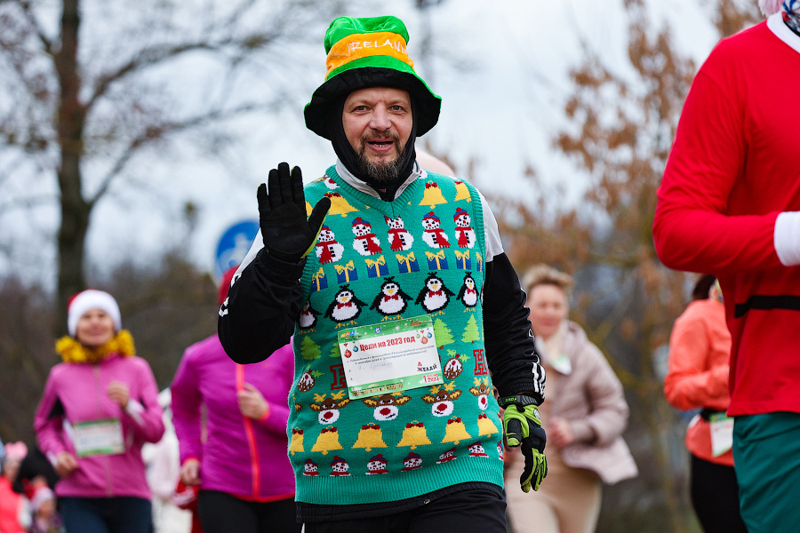 «Всем мира»: сторонники ЗОЖ пробежали по набережной Верхнего озера 2023 метра (фото)