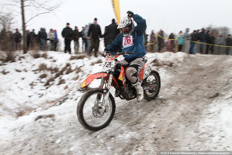 «Пингвиньи гонки»: фоторепортаж с зимнего мотокросса