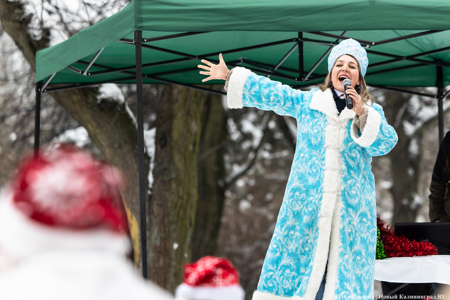 Цвет настроения — красный: на острове Канта прошёл благотворительный забег Дедов Морозов