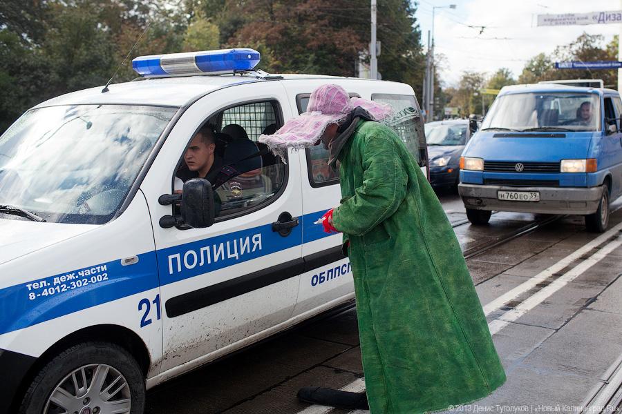 Клоуны на дорогах: участники шоу «сНежная симфония» устроили флэшмоб в Калининграде