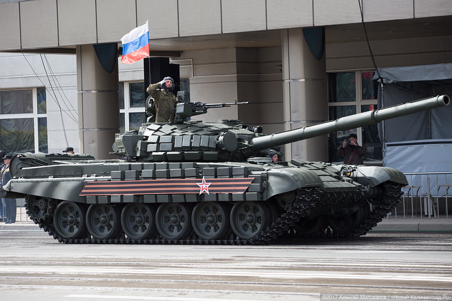 «Гвоздики», «Град» и снег: в Калининграде прошел Парад Победы