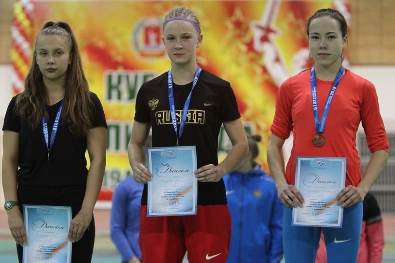 Алина Колобова — в центре. Фото предоставлено министерством спорта Калининградской области.  