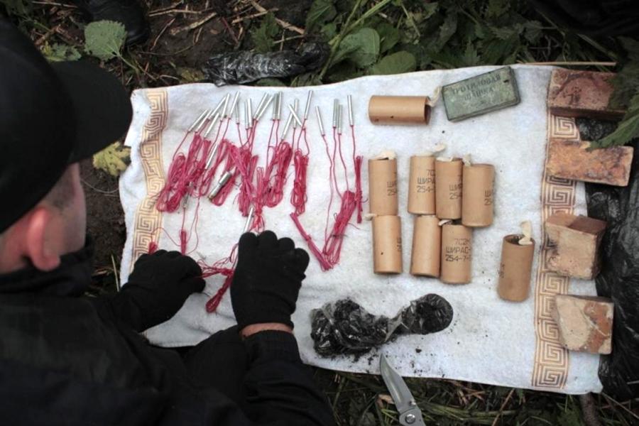 Под Зеленоградском в лесу полиция и ФСБ нашли тайник с боеприпасами (фото)
