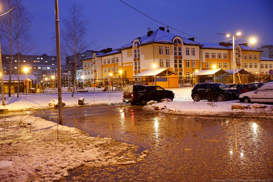 Ледовый остров: под второй эстакадой прорвало трубопровод (фото)