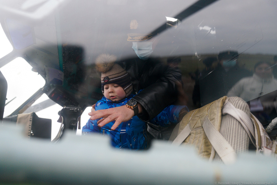 Полет в подарок: летчики Балтфлота исполнили мечту тяжелобольного 6-летнего мальчика