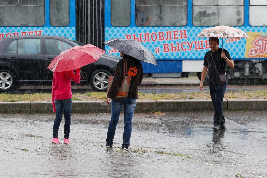 В Калининграде из-за дождя образовались пробки, на улицах случился потоп (фото)