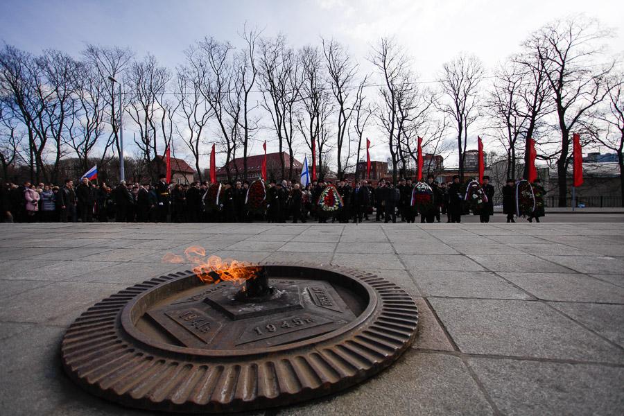 «И снова победа»: возложение венков и цветов на мемориале 1200 воинам-гвардейцам 