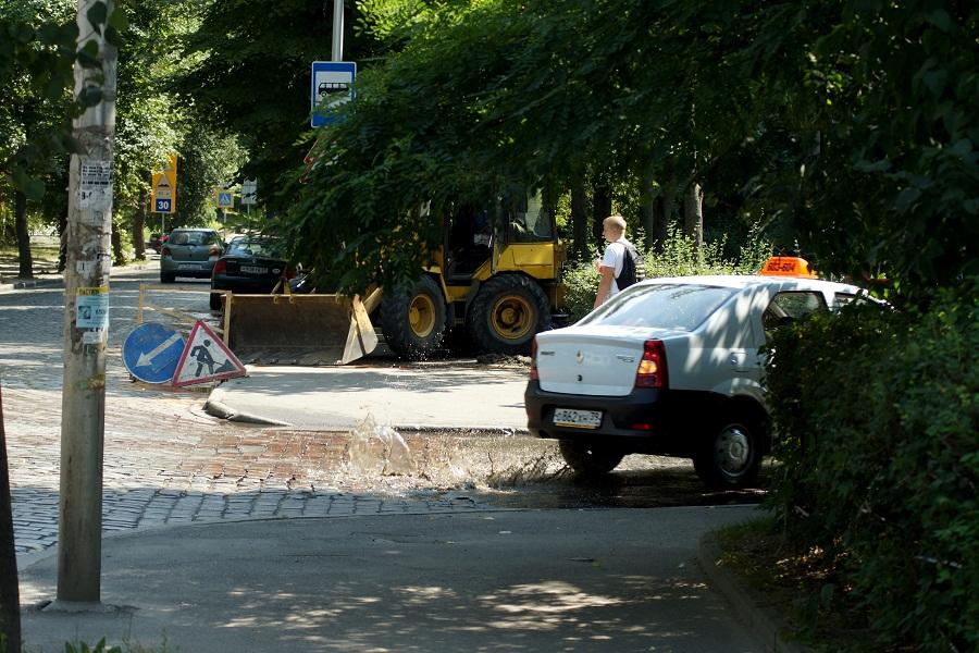 В Калининграде на перекрёстке ул. Кирова и Зоологической прорвало водопровод (фото)   