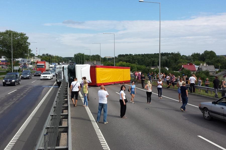 В Литве перевернулся калининградский грузовик с макулатурой (фото)