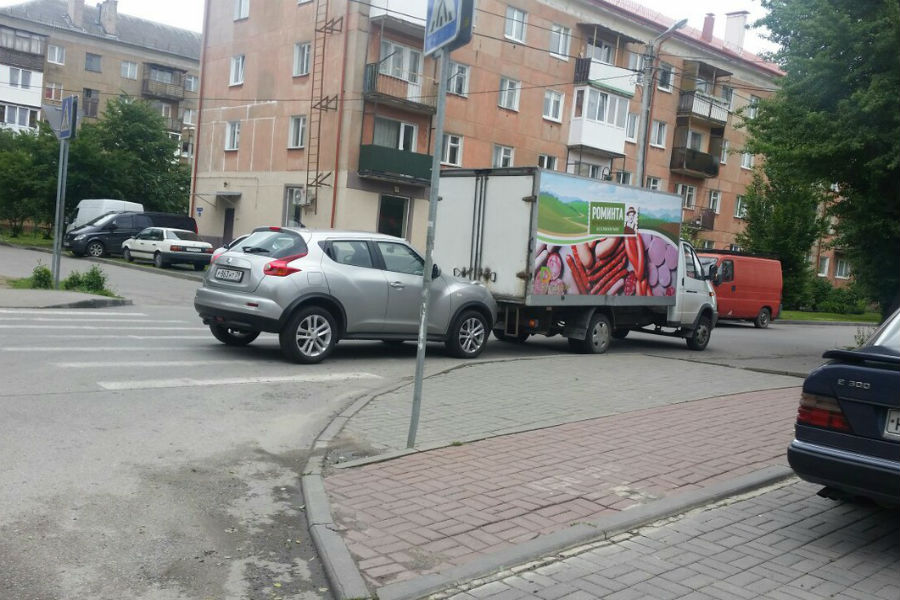 В Чкаловске внедорожник врезался в грузовик (фото)