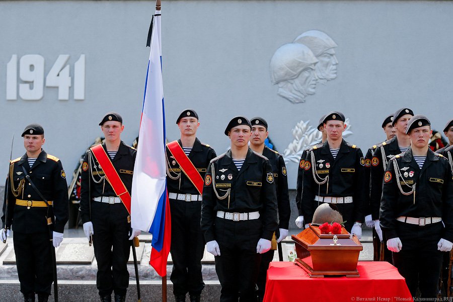 Память героям: в Калининграде перезахоронили найденных поисковиками воинов