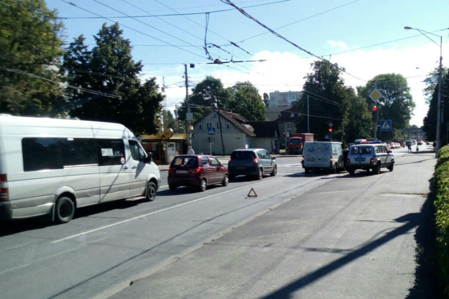 На проспекте Победы в Калининграде из-за ДТП затруднено движение (фото)