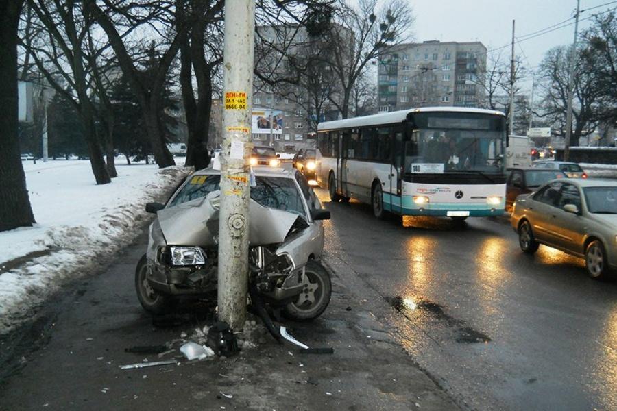 В Калининграде на ул. Черняховского врезалась в столб Audi (+фото)