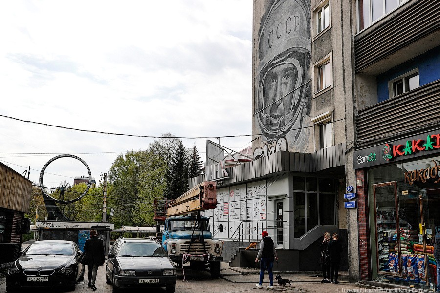 Не граффити, а стрит-арт: в Калининграде нарисовали портрет космонавта Леонова