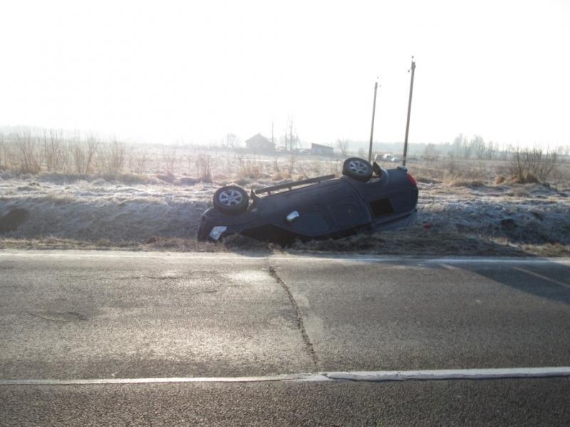 На дороге «Талпаки — Советск» вылетел в кювет и перевернулся «Ниссан Навара» (фото)