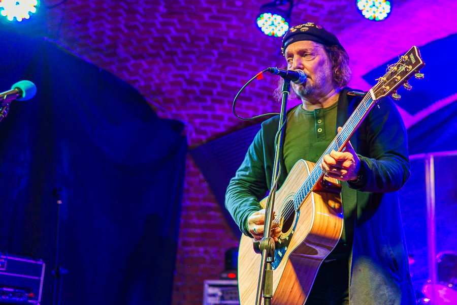 «Нам нужен просто светлый день»: как прошёл концерт Башакова в Калининграде