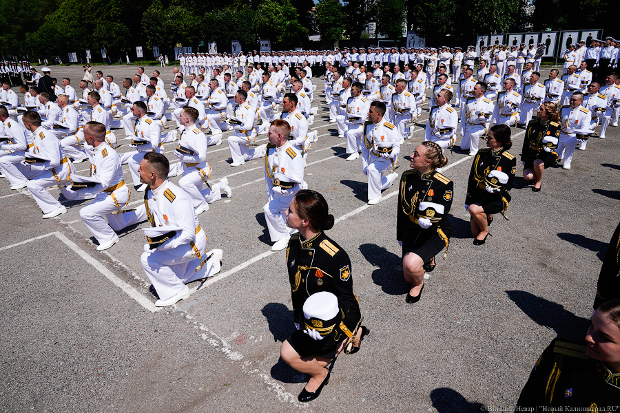 Под солнцем на плацу: как в Калининграде выпустили новых офицеров ВМФ (фото)