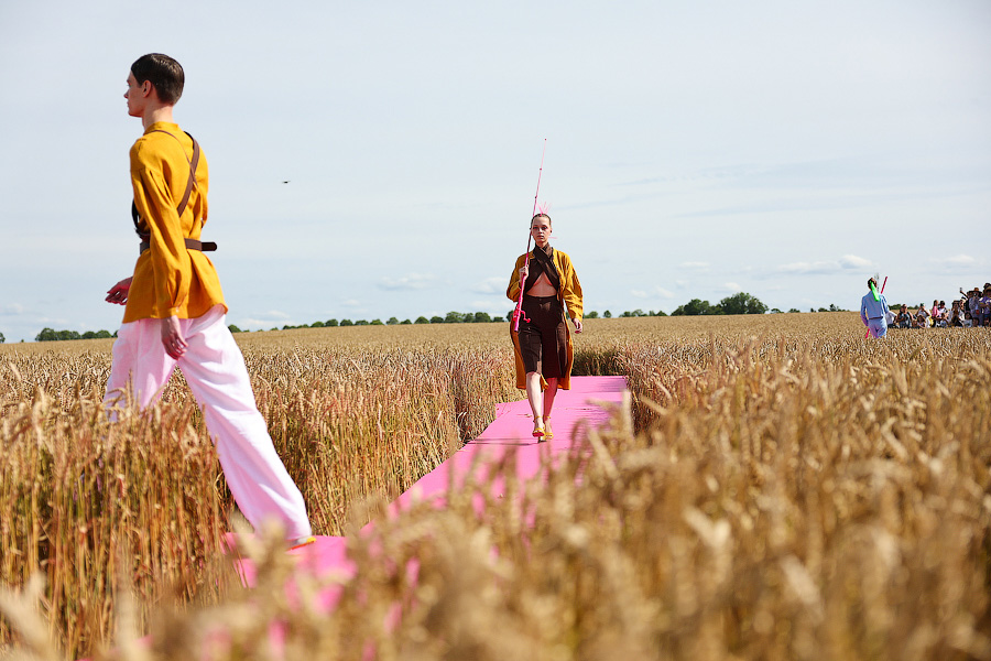 Один в поле — дизайнер: на Дне поля прошёл модный показ в колосьях (фото)