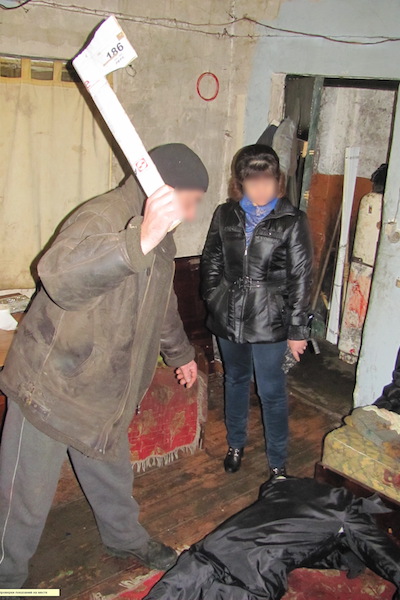 В Славске судят сторожа автобазы, зарубившего приятеля топором