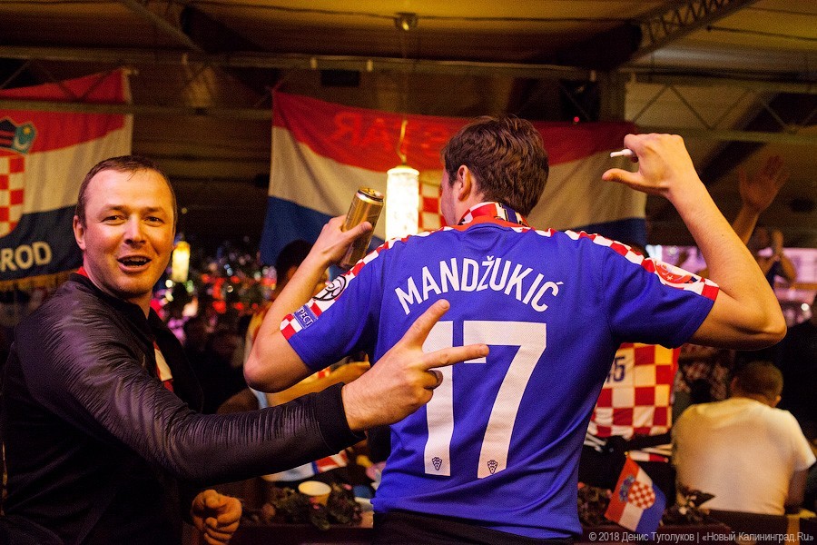 Хорваты празднуют победу над Нигерией в центре Калининграда (видео)
