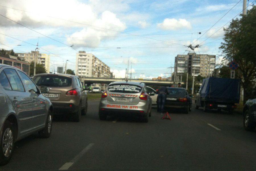 Движение по Моспроспекту Калининграда затруднено из-за 2-х столкнувшихся авто (фото)