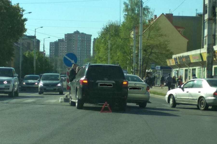 Проезд по Горького затруднен из-за ДТП на перекрестке с Зеленой (фото)