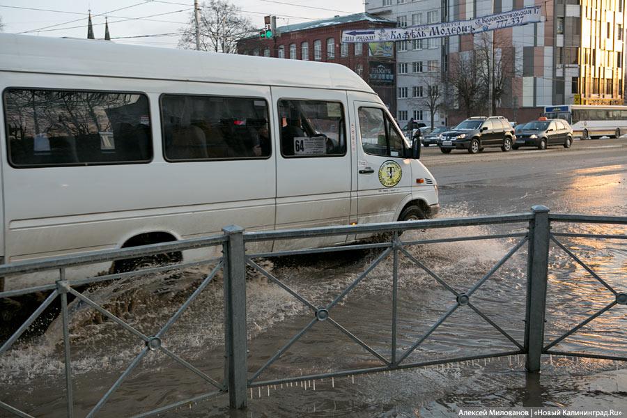 Зимний потоп: лопнувшая труба затопила Ленинский проспект (фото)