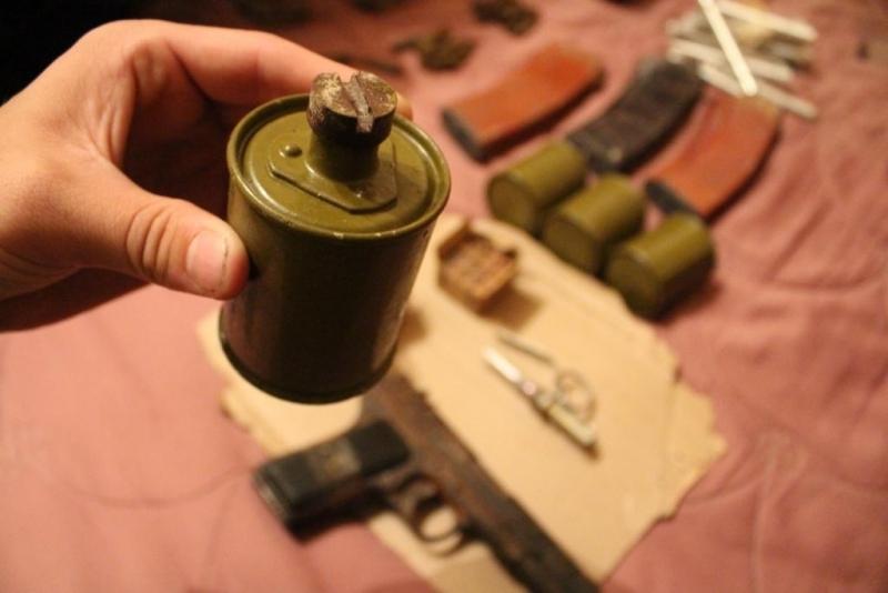 Обидевшись на бывшего мужа, женщина сдала полиции его дипломат с оружием (фото)