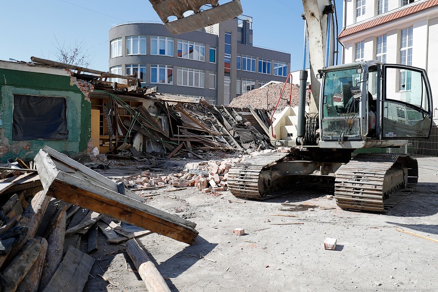 В Калининграде снесли часть бывшего медучилища на ул. Боткина (фото)