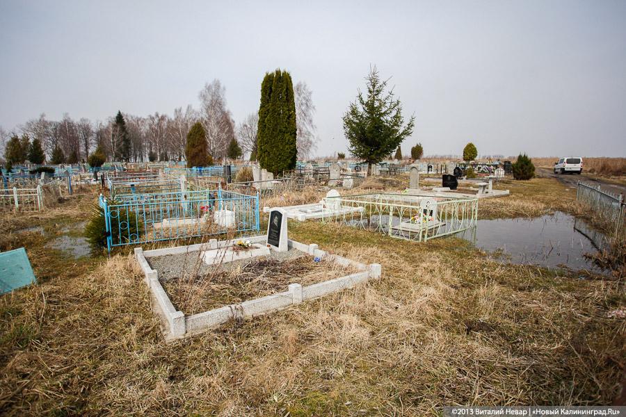 На родине Цуканова в пос. Липово тонет кладбище (+фото)