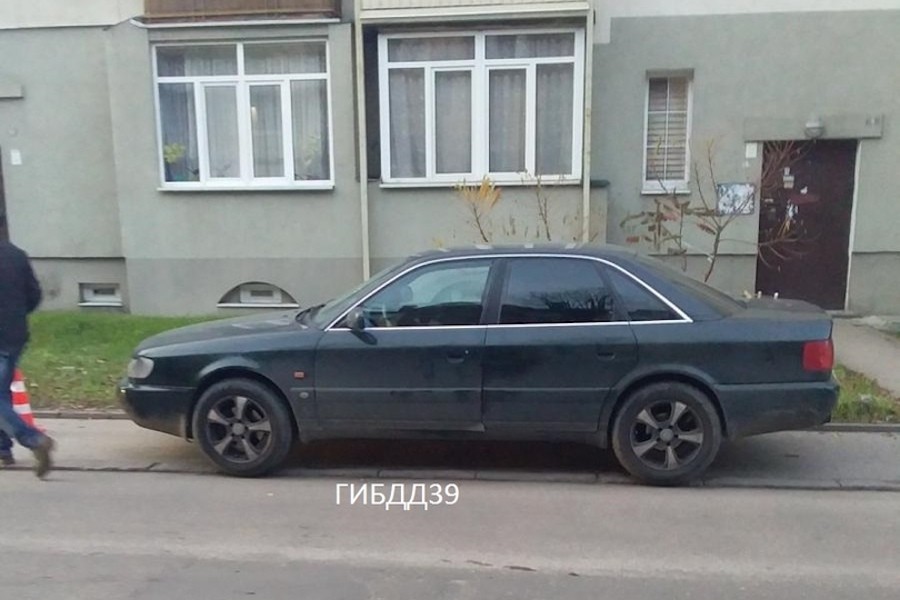 В Калининграде вылетевший на тротуар автомобиль сбил пенсионера (фото)