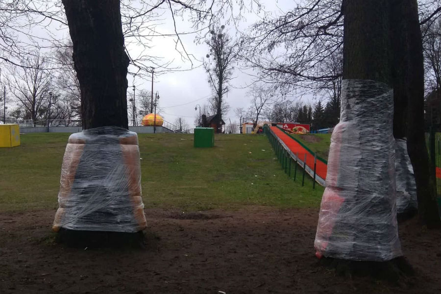 Мэр сказал — мэр сделал: горку в ЦПКиО «обезопасили» матами и пищевой пленкой