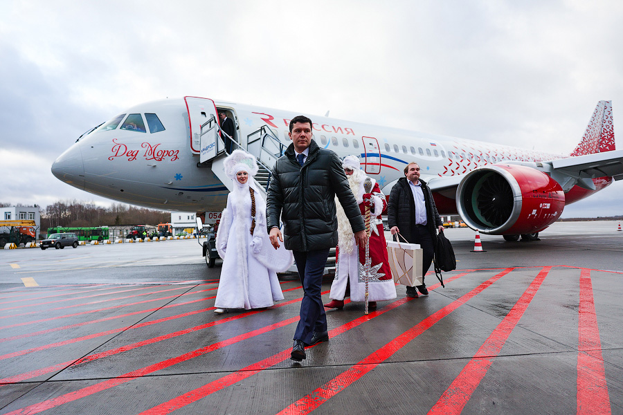 На импортозамещенных крыльях: в Калининград прилетели Дед Мороз и Снегурочка (фото)