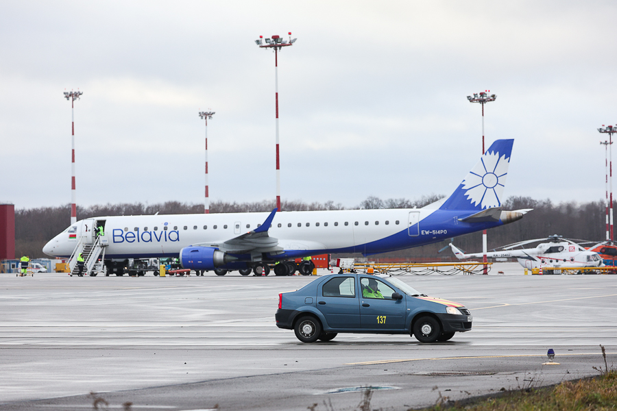 Летевший из Минска в Калининград самолёт вернулся назад из-за трещины на стекле
