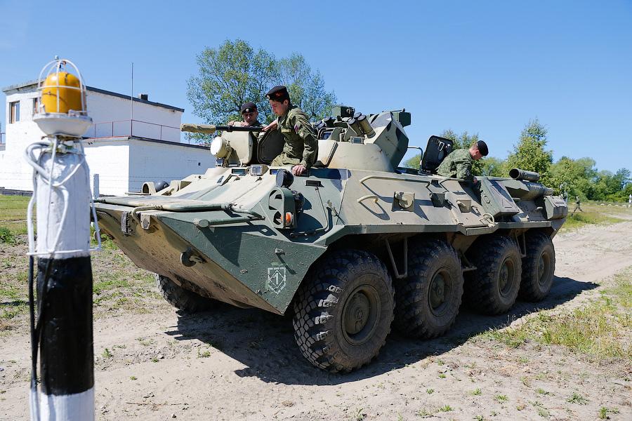 «Вальс бронетранспортёров»: в Хмелевке прошло военно-морское дерби 