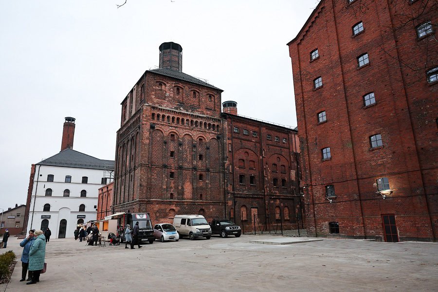 И всё-таки она светится: на территории пивоварни «Понарт» открылась новогодняя ярмарка (фото)